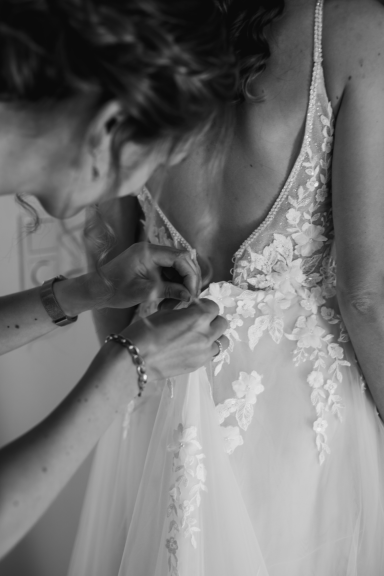 Getting Ready Brautkleid zuknöpfen